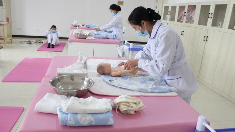 选择育婴师或月嫂时，家长可以从以下几个方面进行考虑：